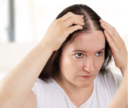Випадіння волосся: чому це відбувається і як повернути густоту локонам