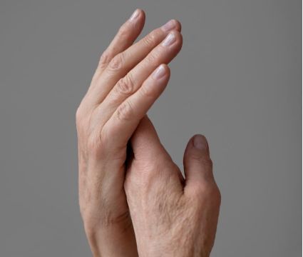 Чому руки старіють швидше за обличчя і як це зупинити