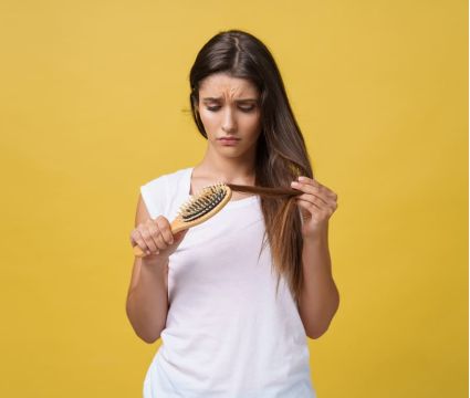 Стайлінг для ослабленого і пошкодженого волосся: що можна, а що ні