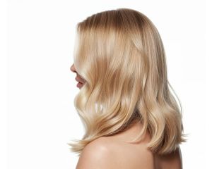 Як безпечно освітлити волосся вдома: від ромашки до професійних засобів