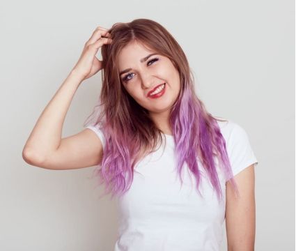 Як змити фарбу з волосся: від домашніх олій до професійного декапування