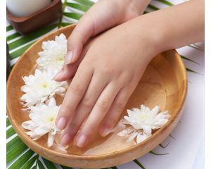 Домашній догляд за нігтями: ефективні маски та ванночки для зміцнення