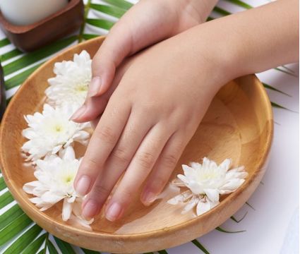 Домашній догляд за нігтями: ефективні маски та ванночки для зміцнення
