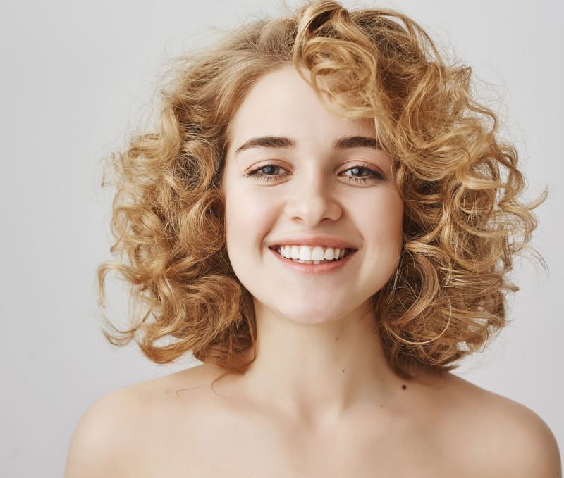 Як укладати волосся для круглого обличчя: помилки і робочі прийоми