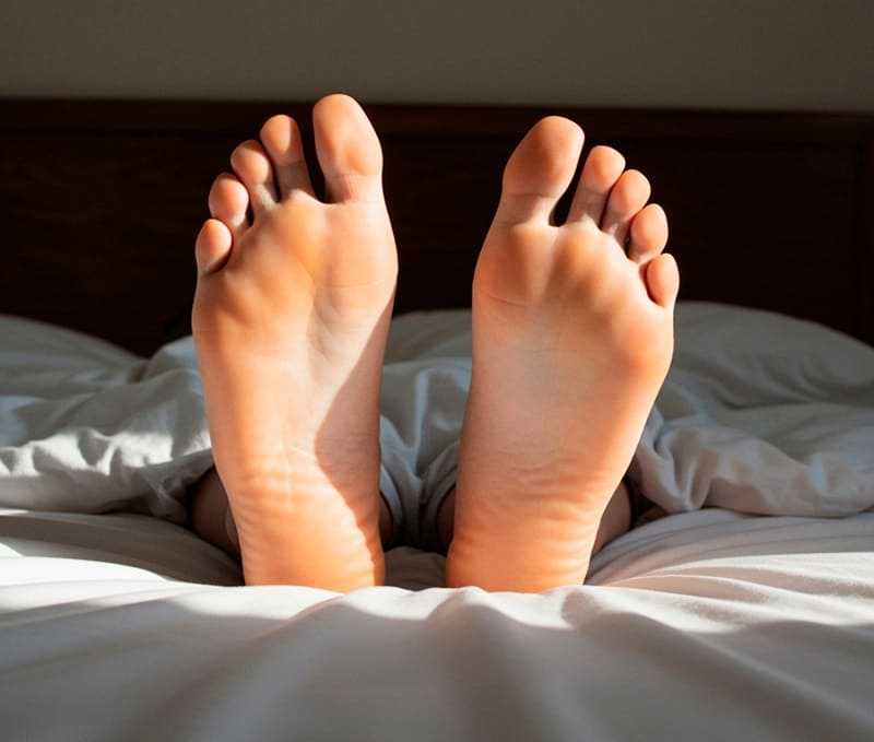 Суха шкіра стоп і п’ят: причини, тріщини та правильний догляд