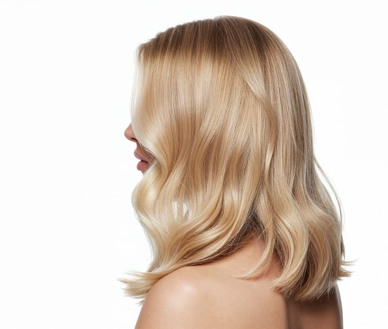 Як безпечно освітлити волосся вдома: від ромашки до професійних засобів