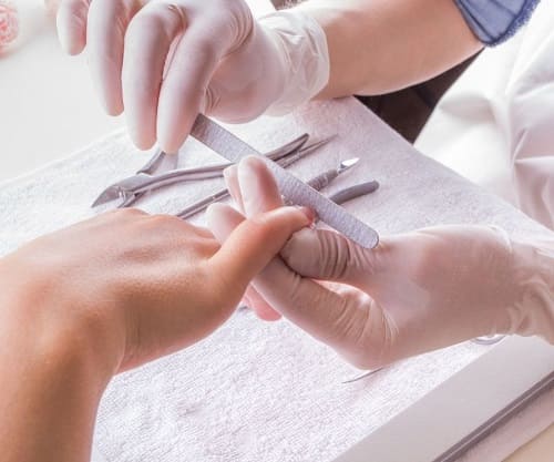 Когда стоит обратиться к мастеру маникюра