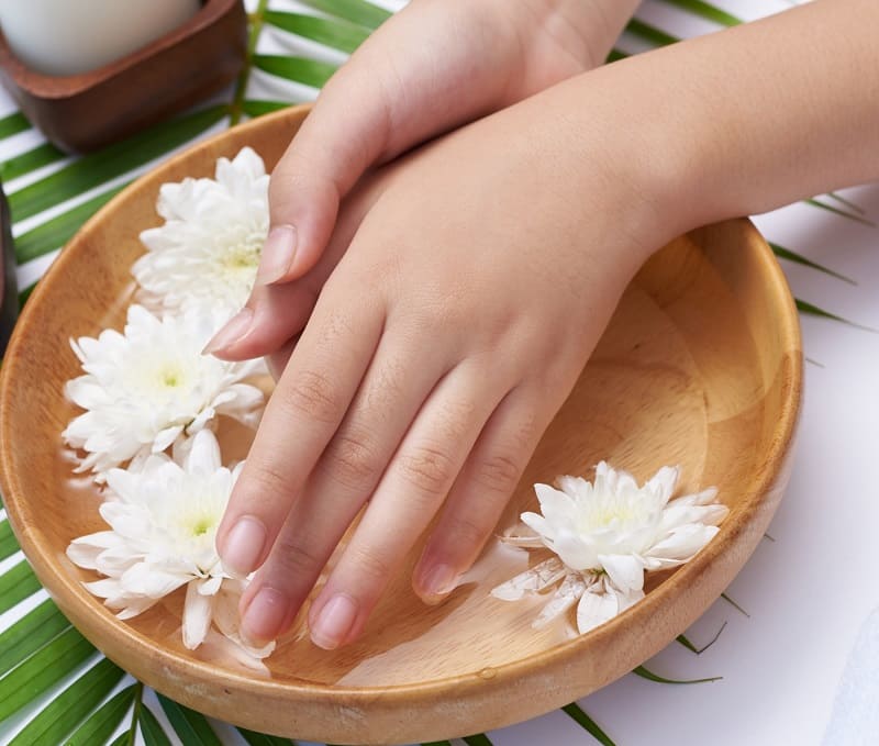 Домашній догляд за нігтями: ефективні маски та ванночки для зміцнення